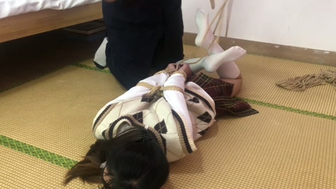 荷露超紧并肘直臂一根绳交叉腿驷马 挣脱测试 最后实在受不了一直求饶手都紫了 第12张