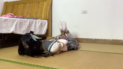 荷露COS崩坏 流萤 误入活绳屋（三）挣脱逃亡在柜子里被魔法缚紧 想嘴遁说服绑匪 却被骗再次驷马 第12张