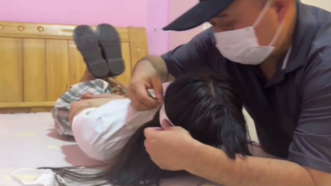 被入室的两姐妹（一）玉箫 佳怡-双双被擒逃跑无望 死命挣扎等待她们的是什么下场 第12张