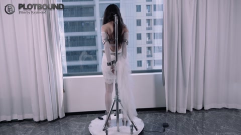 被禁锢在one bar prison上的婚纱+乳胶口罩模特的窗前展示（后半段突发奇想，突然拉开窗帘，... 第12张