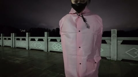 雨天户外全身捆绑去公园散步 第12张