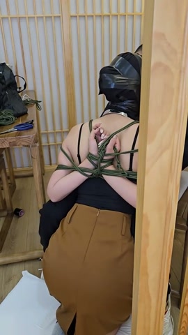 非常漂亮的女生，很青涩，绳子+手铐两种后手观音拘束，袜子堵嘴，胶带堵嘴蒙眼，开始抚摸折磨 第12张