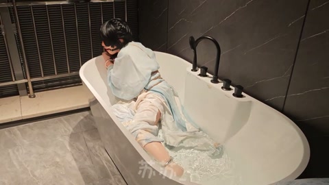 饿殍 明末千里行 满穗的自缚，捆绑镣铐走绳浴池湿身 第12张